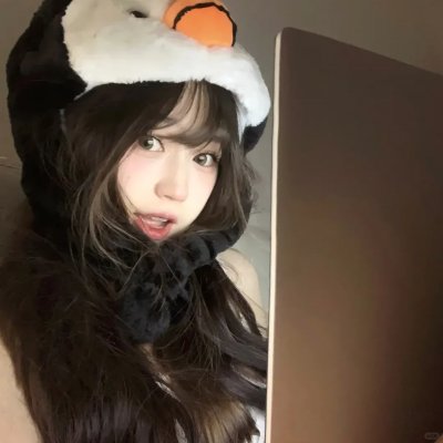 泳池里的女人